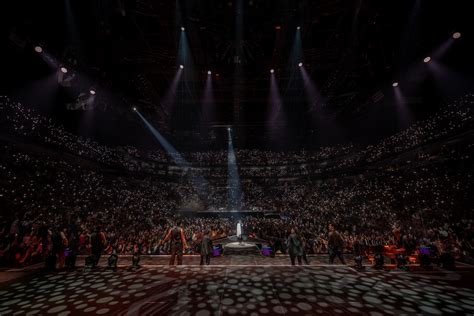 O Festival de Luzes de Milão: Um Mergulho na Criatividade Musical de Laura Pausini e Uma Noite Inesquecível!