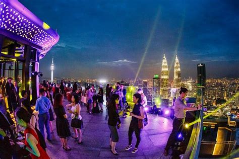  Uma Noite Tropical em Kuala Lumpur com Tomok! Uma Festa inesquecível de Música e Alegria!